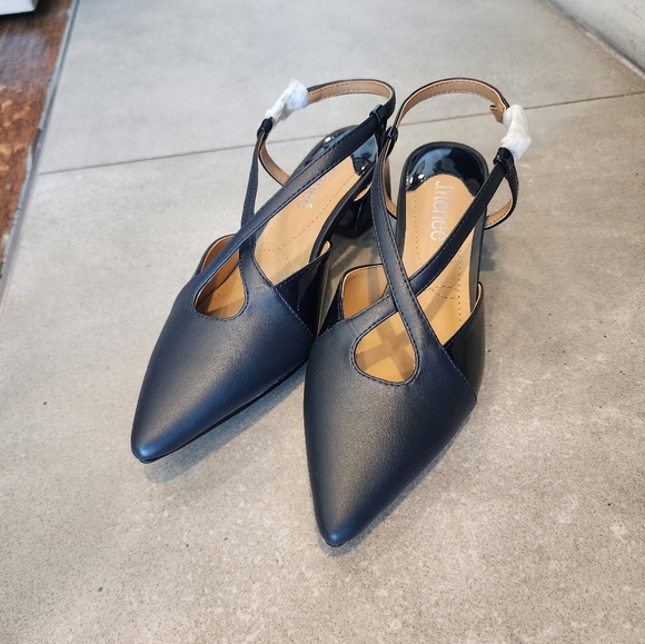 EUC- Stylish Dark Navy Criss-Cross Shoes!! 👠🥿👠 - Picture 2 of 8